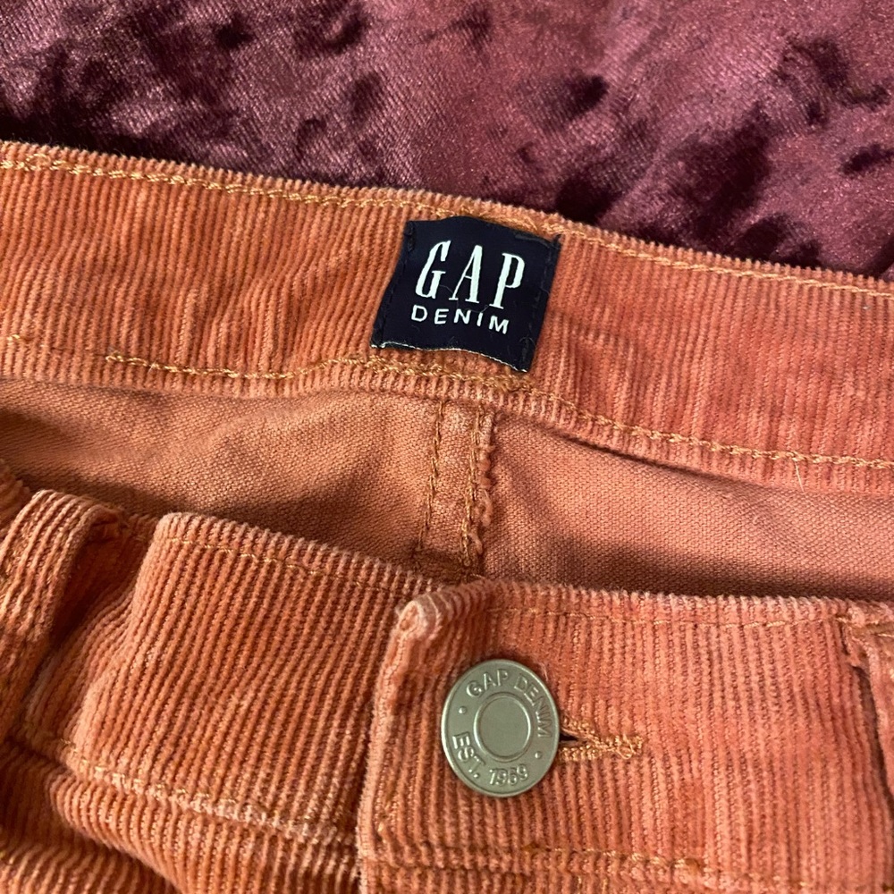 Gap coral, corduroy jeans